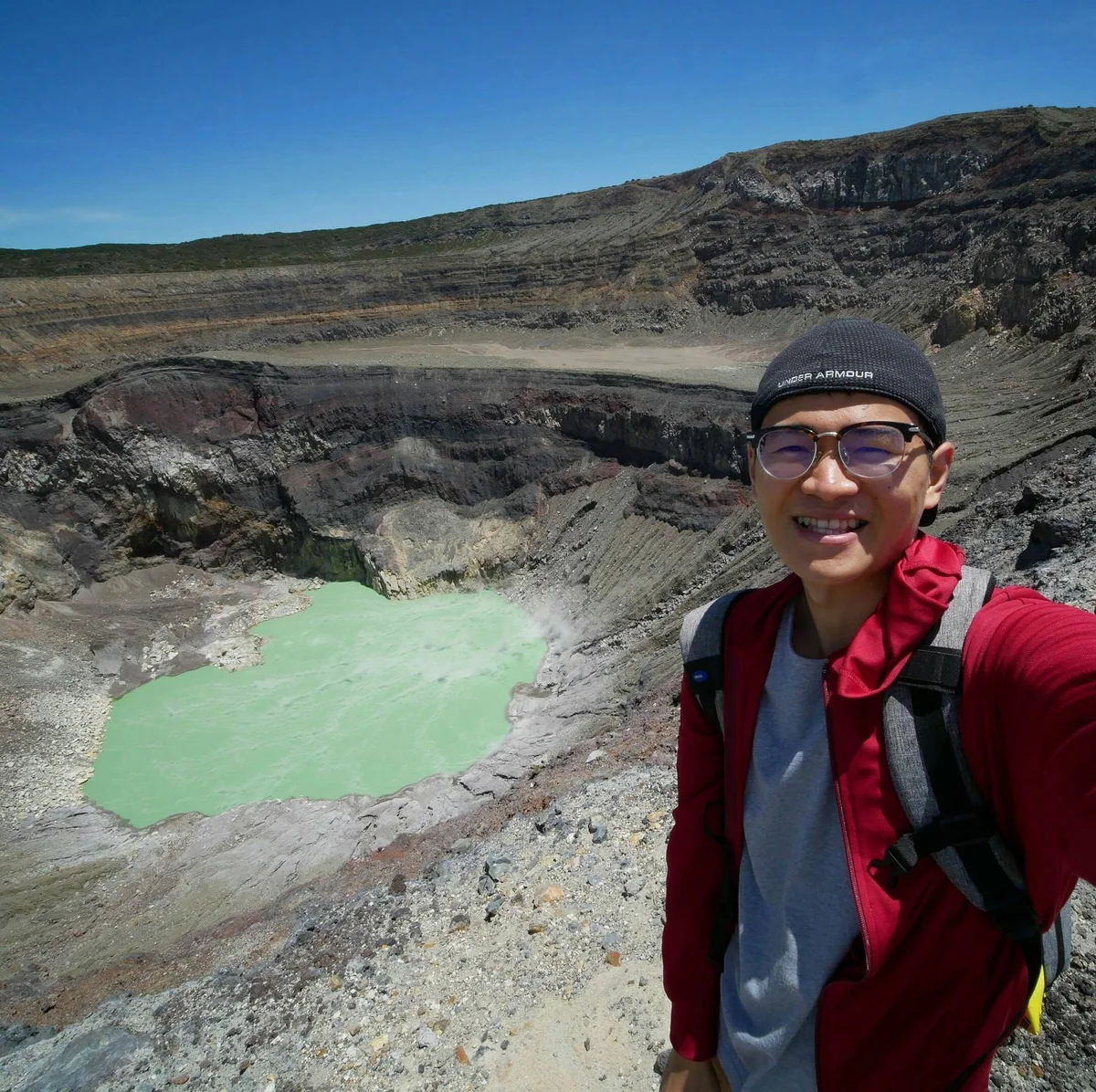 Zhu Lee 在火山口地景前的自拍照